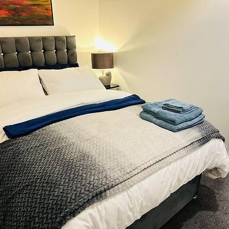 1 Luxe Exec Bedroom Apt ダービー エクステリア 写真