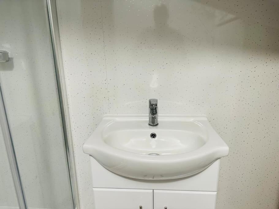 1 Luxe Exec Bedroom Apt ダービー エクステリア 写真