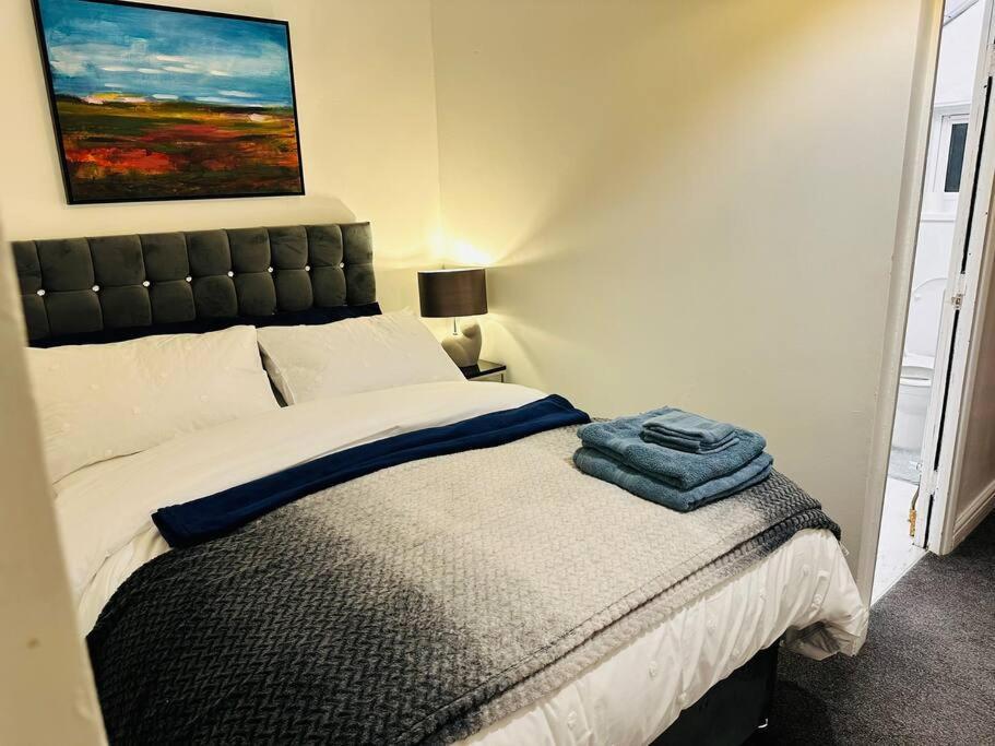 1 Luxe Exec Bedroom Apt ダービー エクステリア 写真