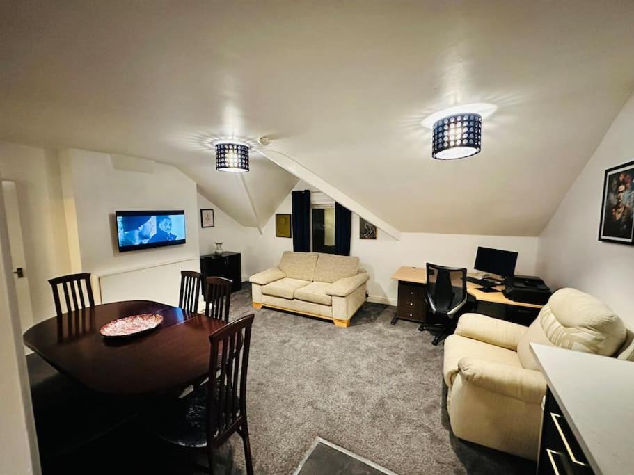 1 Luxe Exec Bedroom Apt ダービー エクステリア 写真