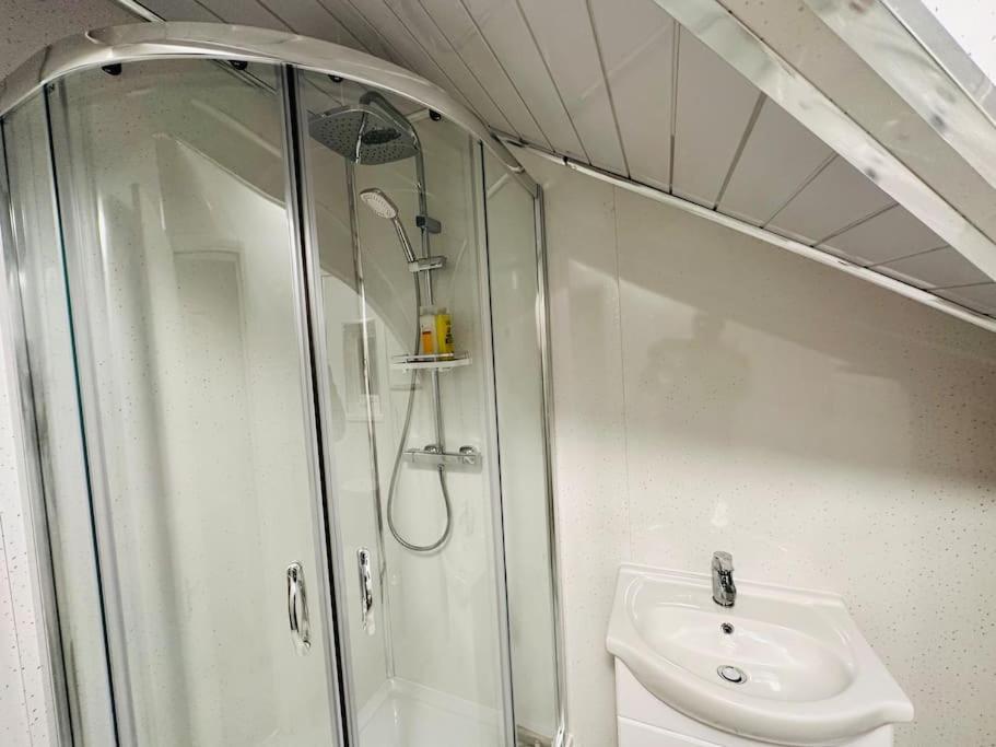 1 Luxe Exec Bedroom Apt ダービー エクステリア 写真