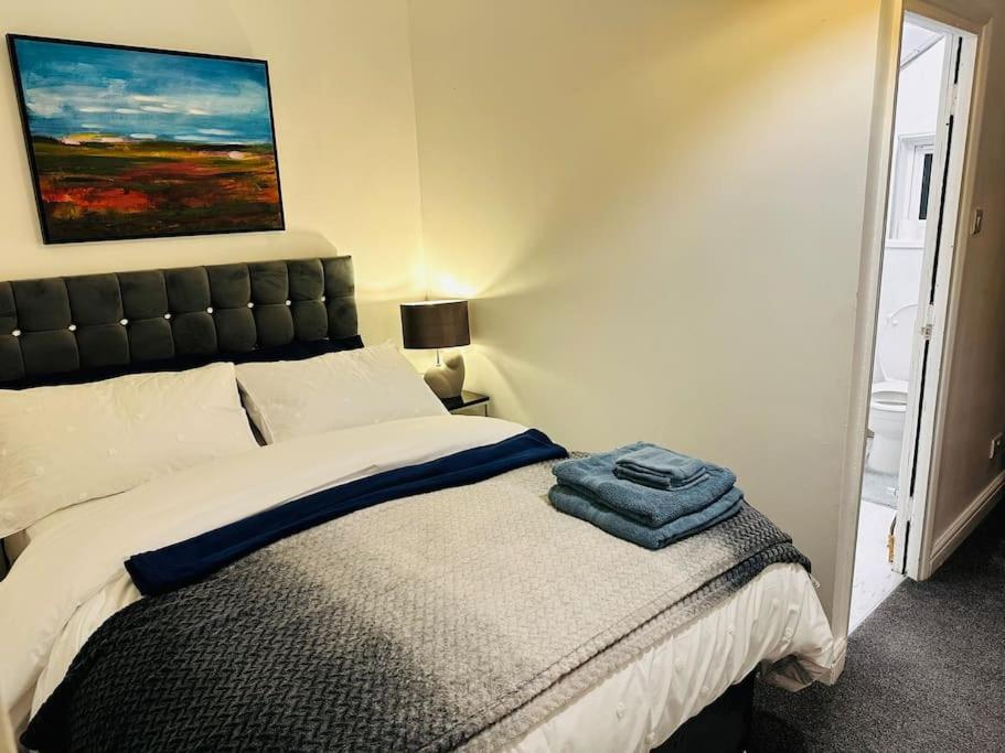 1 Luxe Exec Bedroom Apt ダービー エクステリア 写真