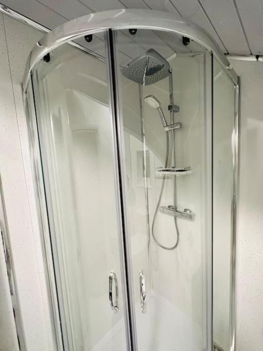 1 Luxe Exec Bedroom Apt ダービー エクステリア 写真