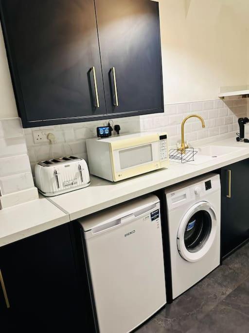 1 Luxe Exec Bedroom Apt ダービー エクステリア 写真