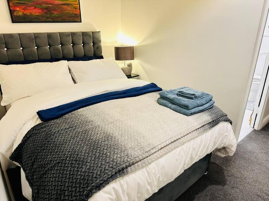 1 Luxe Exec Bedroom Apt ダービー エクステリア 写真