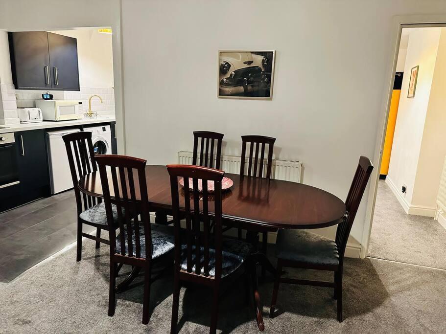 1 Luxe Exec Bedroom Apt ダービー エクステリア 写真