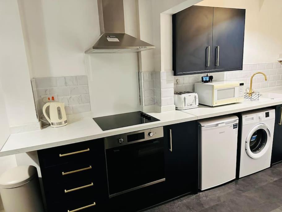 1 Luxe Exec Bedroom Apt ダービー エクステリア 写真