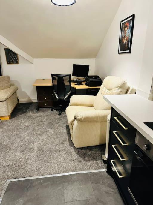 1 Luxe Exec Bedroom Apt ダービー エクステリア 写真
