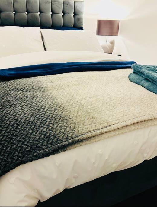1 Luxe Exec Bedroom Apt ダービー エクステリア 写真