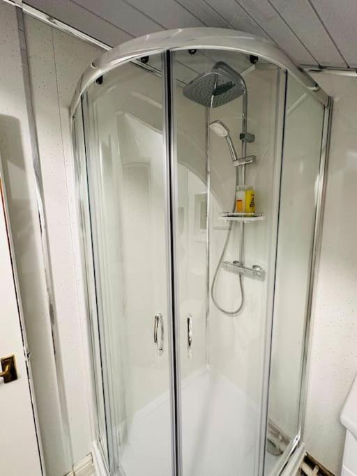 1 Luxe Exec Bedroom Apt ダービー エクステリア 写真
