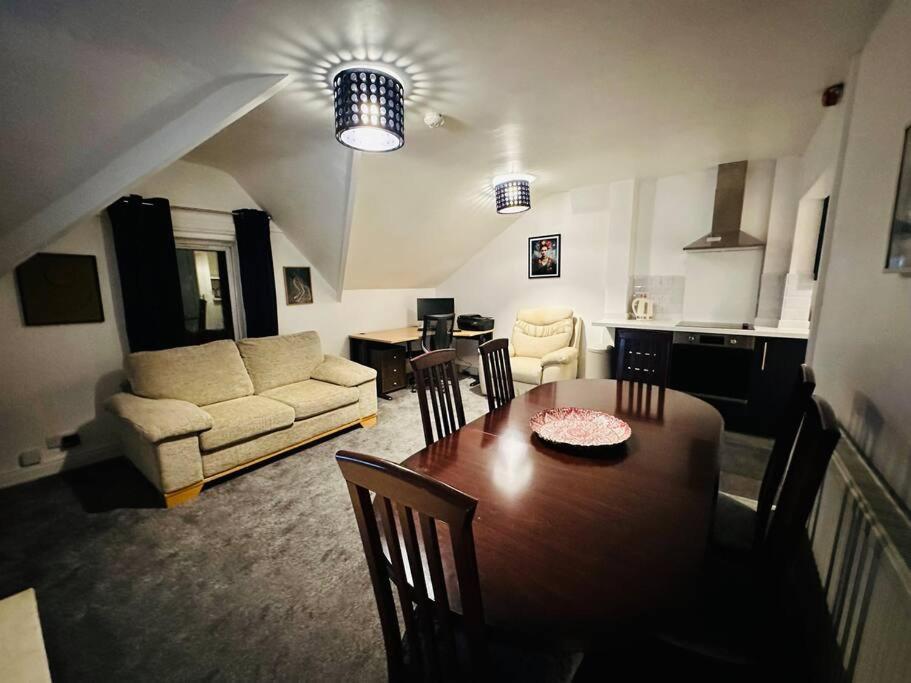 1 Luxe Exec Bedroom Apt ダービー エクステリア 写真