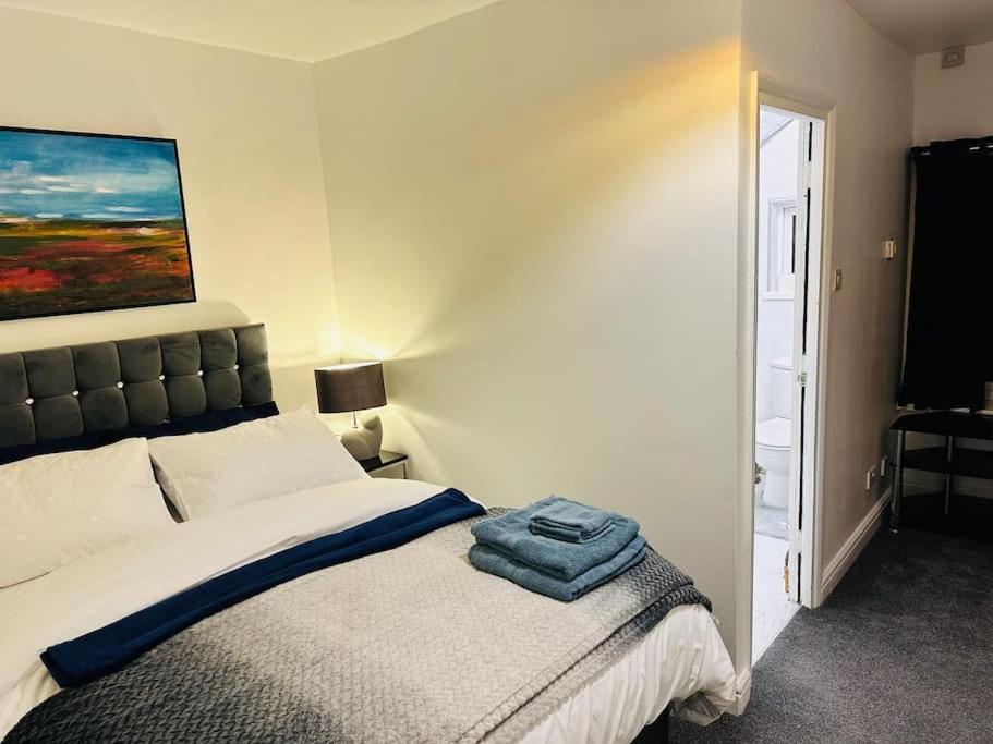 1 Luxe Exec Bedroom Apt ダービー エクステリア 写真